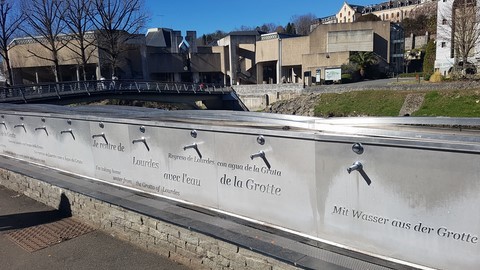 Nouvelles fontaines de l'eau de Lourdes à la fin du signe de l'eau