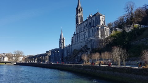 Sanctuaire de Lourdes vue du gave rive droite