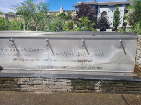 Fontaines d'eau de Lourdse au printemps