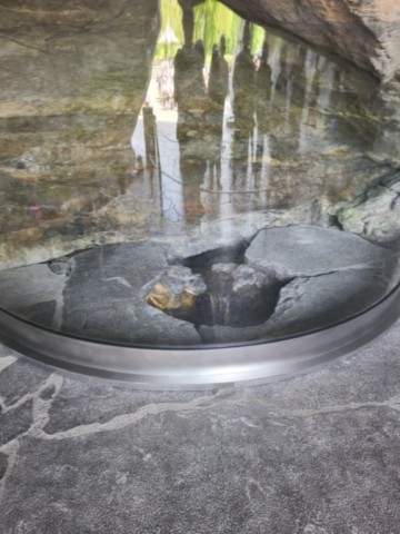 Eau de Lourdes au coeur de la grotte