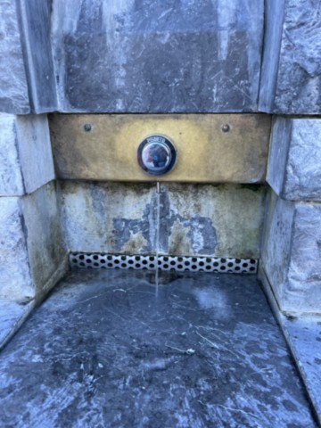 Fontaine de l'eau de Lourdes aprsè la grotte de Massabielle