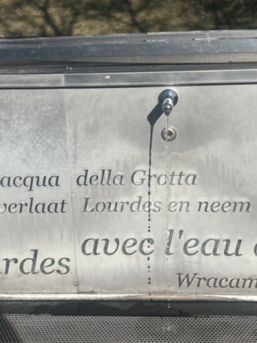 Fontaines d'eau de Lourdes à côté du pont