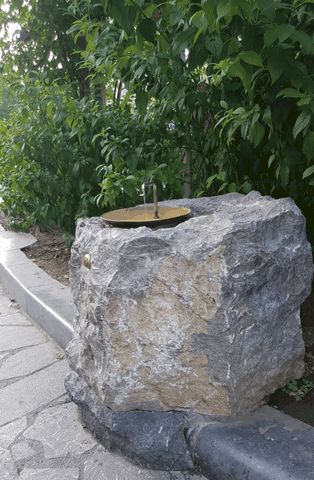 Fontaine rocher d'eau de lourdes 