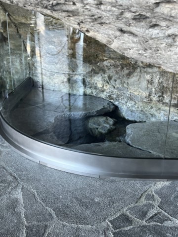 Jaillissement de l'Eau de la grotte de Massabielle de Lourdes