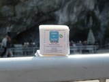 Face à la grotte, le savon de Lourdes